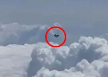 passenger on plane records diamond shaped ufo 130696