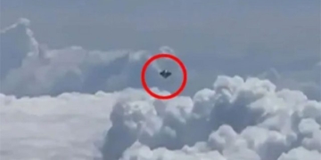 passenger on plane records diamond shaped ufo 130696