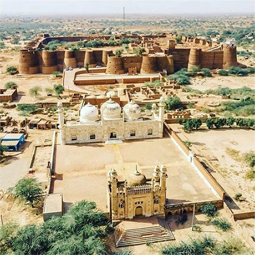 One of the main highlights of the fort's location is its proximity to a dry riverbed.