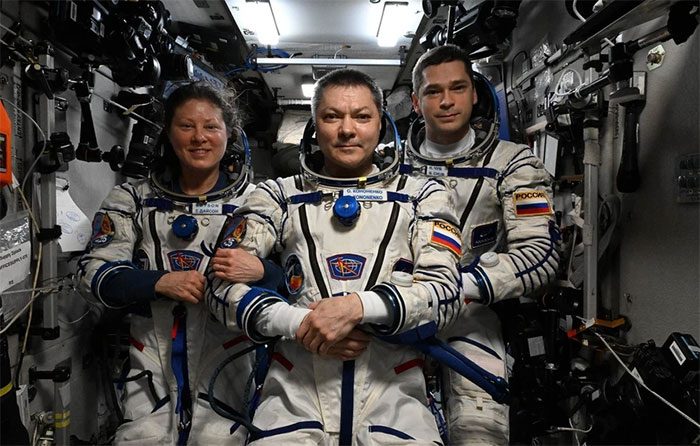 Three astronauts return to Earth