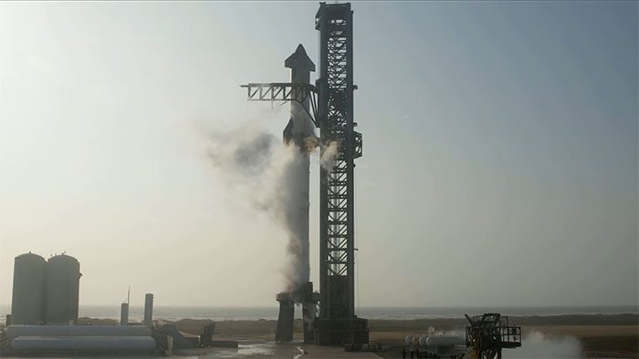 The Starship rocket just before takeoff on the evening of April 20.