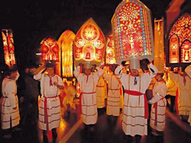 In the city of Kussnacht, Switzerland, a fascinating festival called Chasing Santa Claus takes place during Christmas. For two hours, locals use long whips over 2 meters to chase Santa Claus.