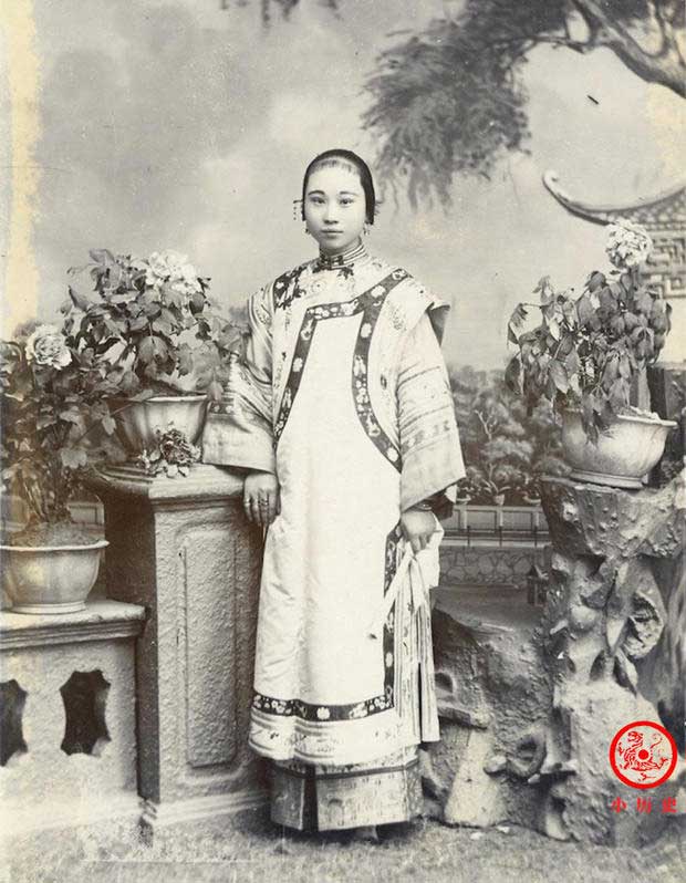 Image of a girl from a noble background