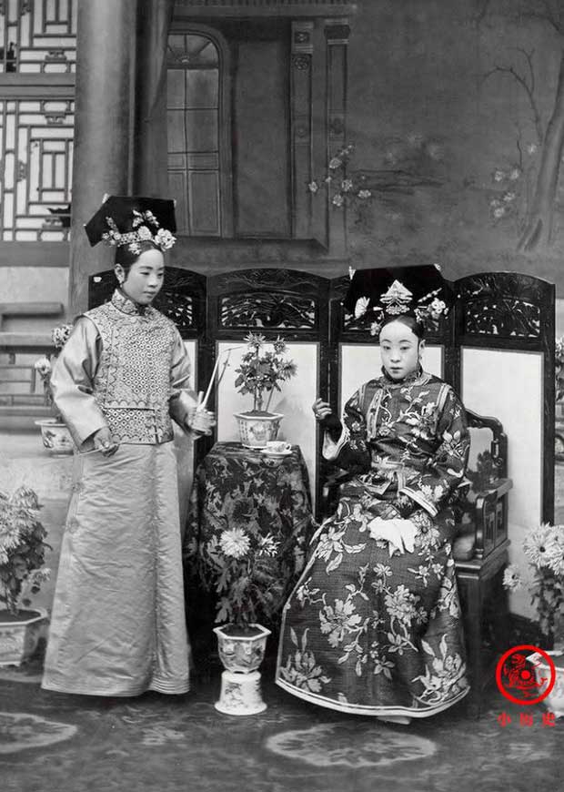 The seated woman is the mother of Emperor Puyi