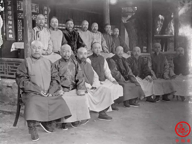 Photo of Qing Dynasty officials in 1906.