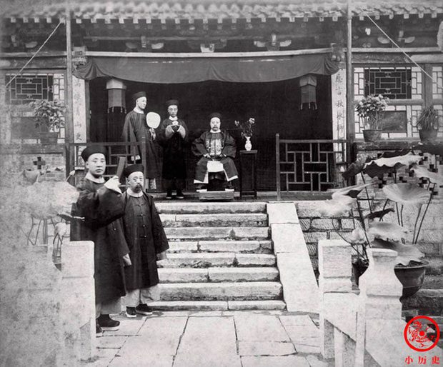 Group photo of officials from the late Qing Dynasty.