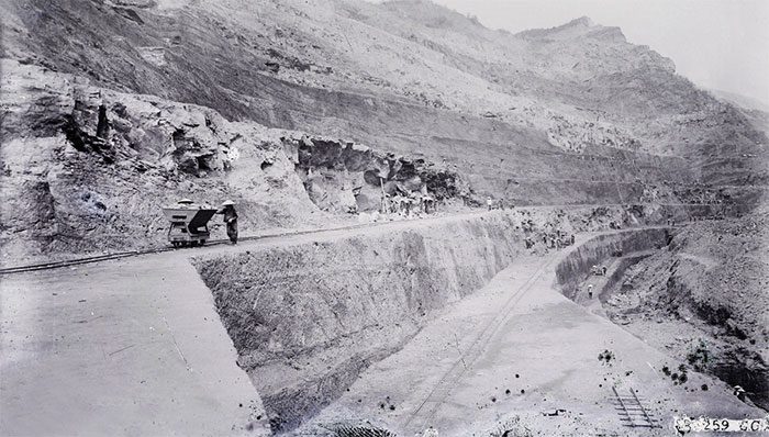 Open-pit coal mine in Hon Gai during the years 1920-1929.