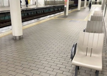 reasons why some seats at many train stations in japan face away from the platform 125661