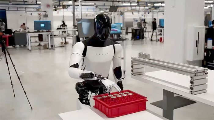 Optimus - Tesla's humanoid robot, has been put to work in factories!