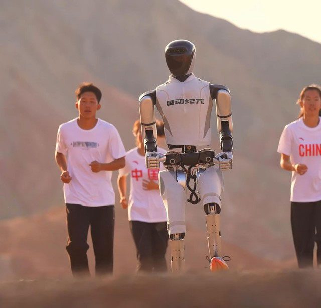 Robot Star1 racing across the Gobi Desert 