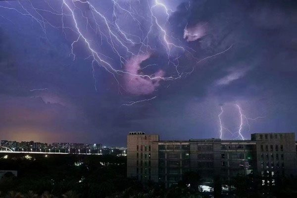 Intense lightning in Haikou (Hainan, China) last night.