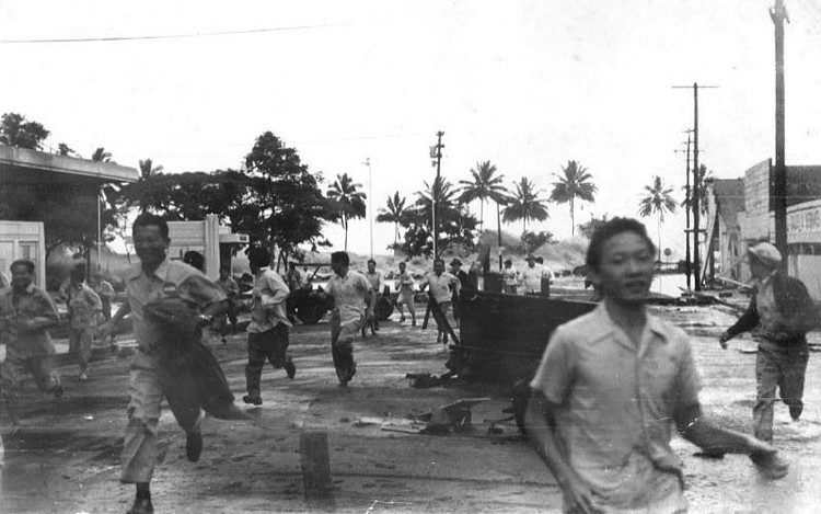 Hawaiian residents fleeing from an incoming tsunami in Hilo, Hawaii.