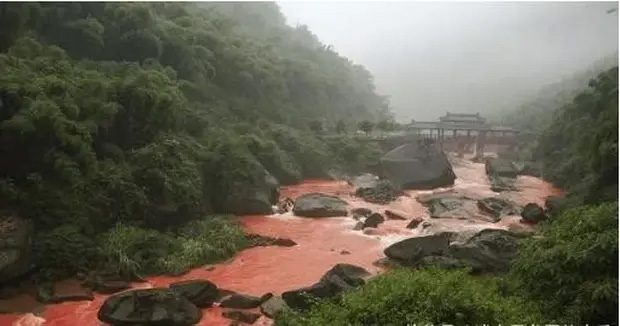 When it rains, the river water mixes with the red mud upstream, causing the river to turn red.