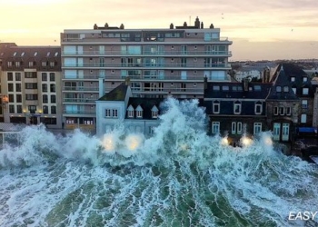 survived 6 months of flooding with 13m high waves hitting the roof of a 3 story house 110425