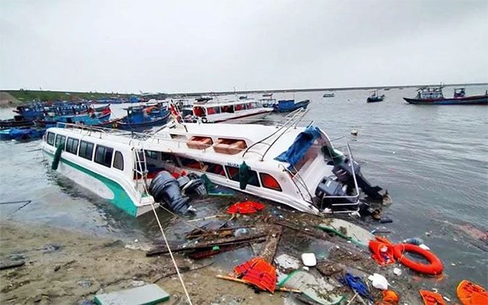 Tourist boats and fishermen's vessels on Ly Son Island were sunk by Typhoon No. 9 in 2020.