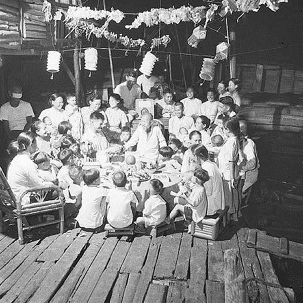 A large family gathering around the Mid-Autumn feast (early 20th century).