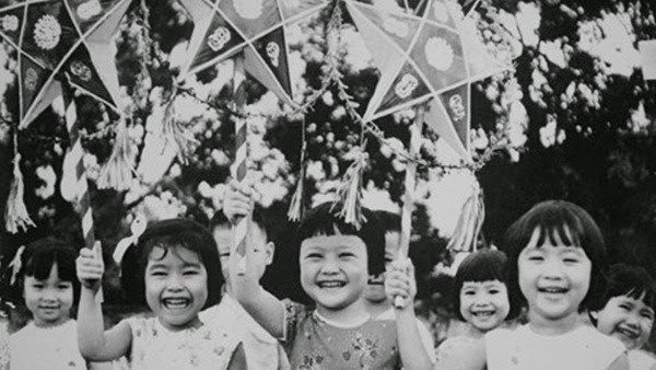 Children joyfully with the Star Lantern (1989)