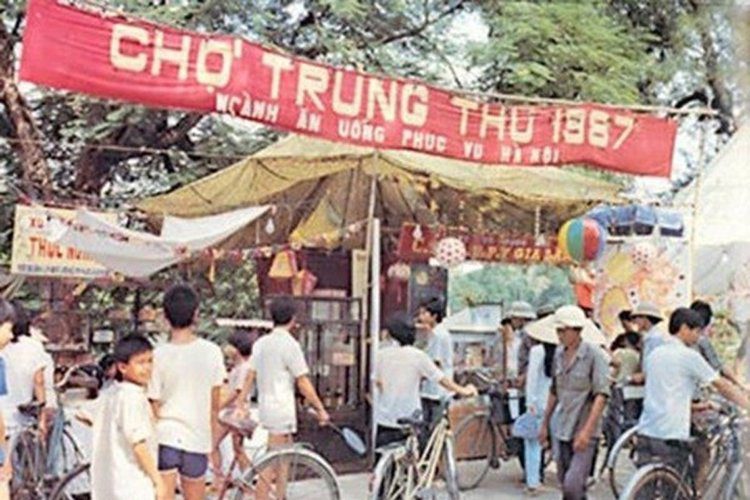 A Mid-Autumn market in Hanoi in 1987.