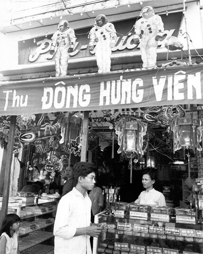 Dong Hung Vien mooncakes famous in Saigon, photo taken before 1975.