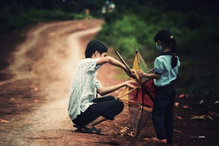 A brother repairing a lantern for his sister, an unforgettable image for children of the 80s and earlier.