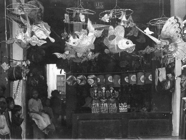 Lanterns, carp lanterns, and kéo quân lanterns always entice children.