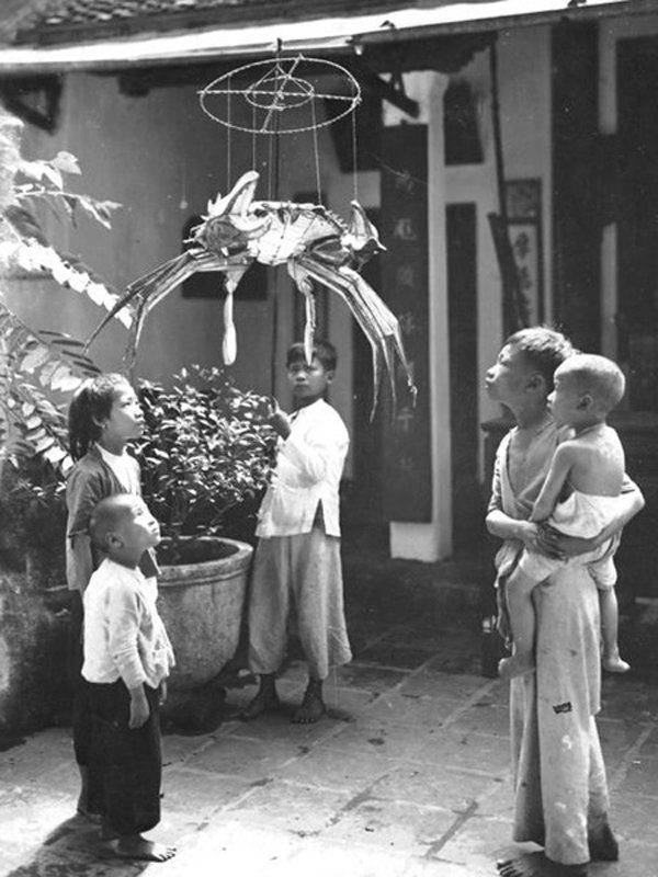 Crab-shaped lanterns are the children's wish for a whole month before the Mid-Autumn Festival