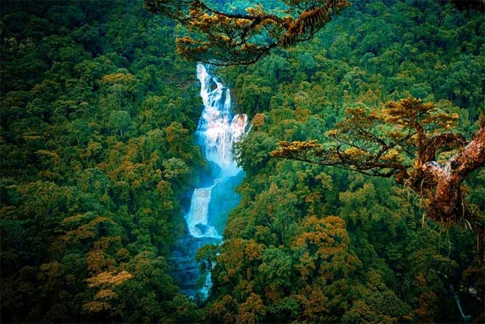 Siu Puông Waterfall hanging halfway up a high mountain