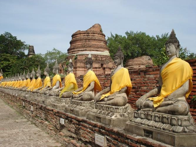 The archaeological site has many groups of temples and stupas, each symbolizing a microcosm with a sacred mountain at the center representing the "cosmic axis", with walls symbolizing the limits of the universe and the endless ocean...