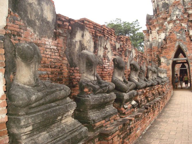 The archaeological site has many groups of temples and stupas, each symbolizing a microcosm with a sacred mountain at the center representing the "cosmic axis", with walls symbolizing the limits of the universe and the endless ocean...