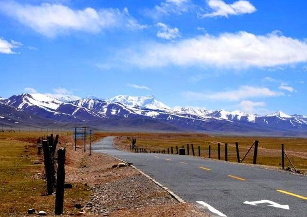 Nagqu has stunning scenery, yet the entire city lacks a single green tree.