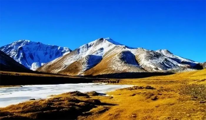 Nagqu is a city with wildlife and vast grasslands in Tibet, China.