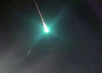 the green ghost revealed in the night sky over australia 106588