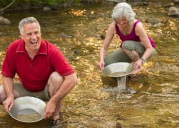 the most unique river in the world only reveals its precious gems when the water level drops 121405