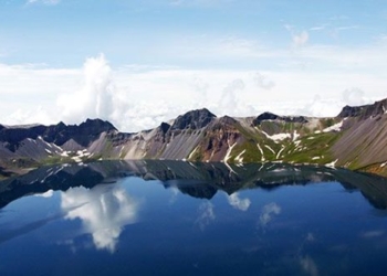 the mystery of the ho thien tri surrounding the entire mountain without a water source flowing into 2 trillion tons 121010