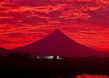 the sky is red in the philippines before the typhoon how is it explained 137867