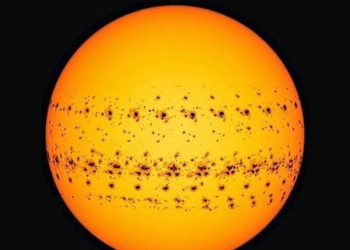 the sun appears with more than 200 frightening black spots 136547