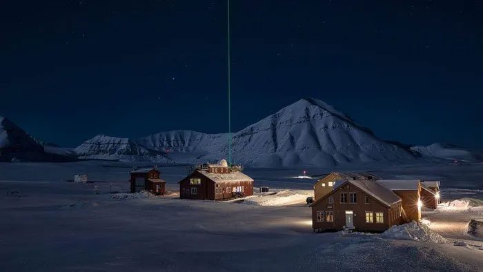 A laser beam used to measure air pollution levels in Ny-Ålesund.