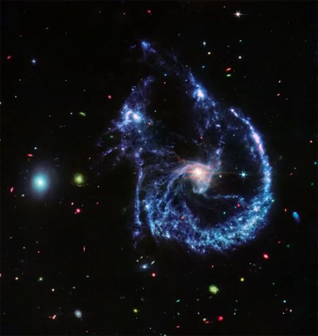 Galaxies of Arp 107 colliding