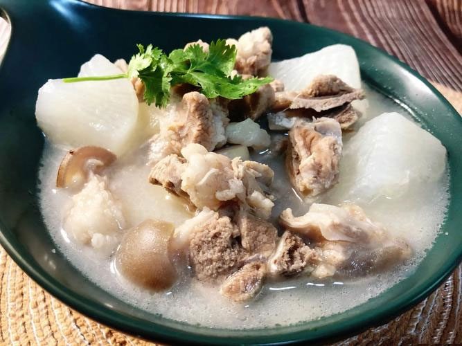 Nutritious dish for astronauts: stewed goat meat with radish.
