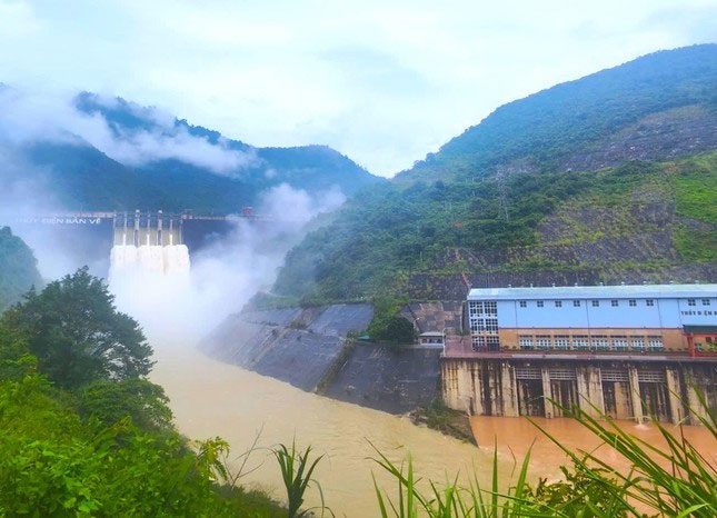 Ban Ve Hydropower Plant fully opens 6 floodgates.