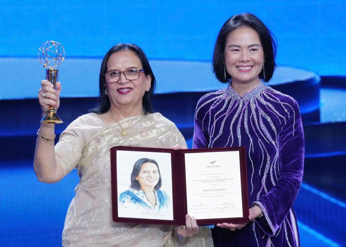 Professor Nguyen Thuc Quyen (right) presents the award to Dr. Firdausi Qadri.