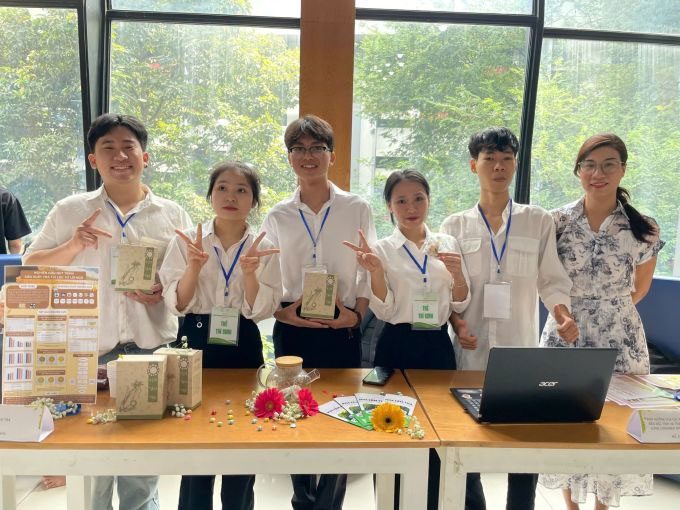 Group members introducing corn cob tea product