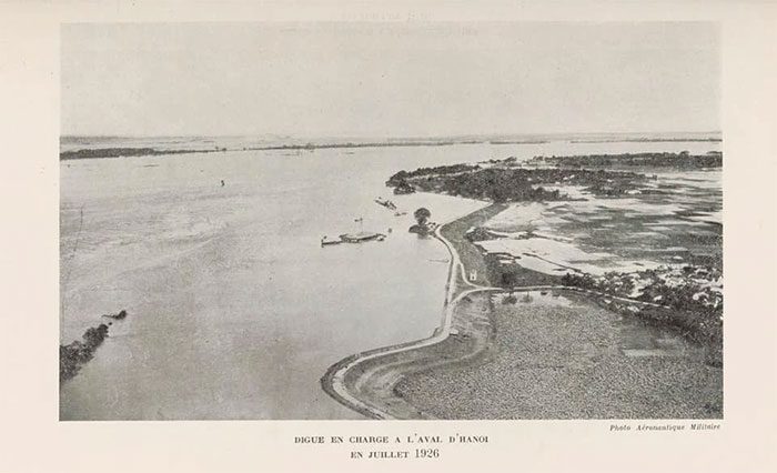 The historic flood of 1926. (Photo showing the dike section downstream of Hanoi).