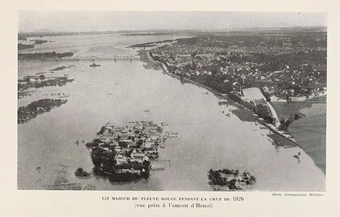 The historic flood of 1926. (Photo showing the flood threatening Hanoi during the 1926 flood season).