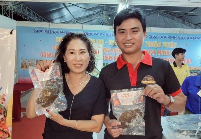 Trần Minh Nhật and vacuum-packed soft-shell crab products raised using recirculating systems