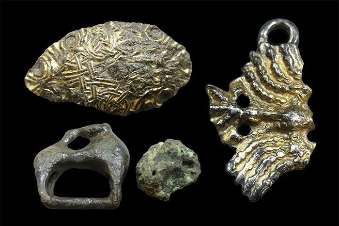 Some types of jewelry found from ancient graves in the cemetery