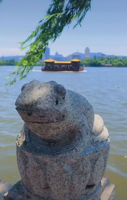 Stone frog statue by Dai Ming Lake.