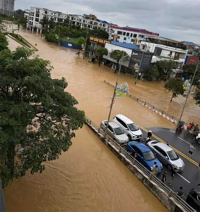 Many roads in Thai Nguyen City are deeply flooded, making it impossible for vehicles to move.