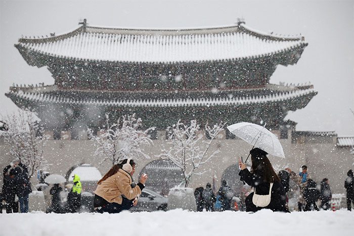 Unusually heavy snowfall in November in central Seoul, South Korea on November 27