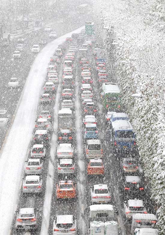 Traffic stalled due to heavy snow